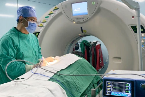 81-Year-Old, Parkinson’s, and Bilateral Nodules: Precision Logic for "Narrow Gap" Lesions at Peking University Shougang Hospital